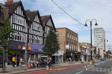 Shops and traffic on New Malden High Street