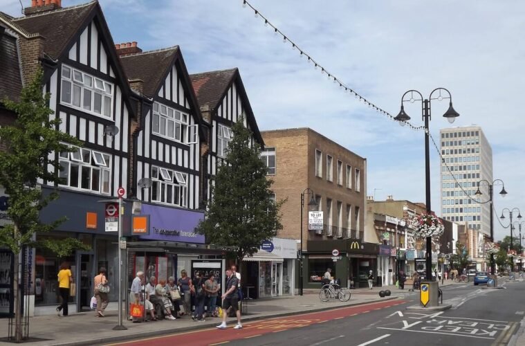 Shops and traffic on New Malden High Street